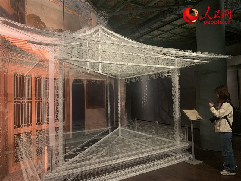 游客在故宮博物院參觀展覽。人民網(wǎng)記者 韋衍行攝