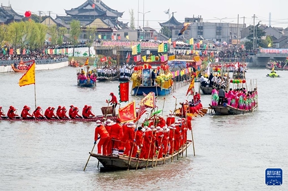 ?4月4日，選手在參加茅山會(huì)船盛會(huì) 。?新華社發(fā)（楊玉崗 攝）