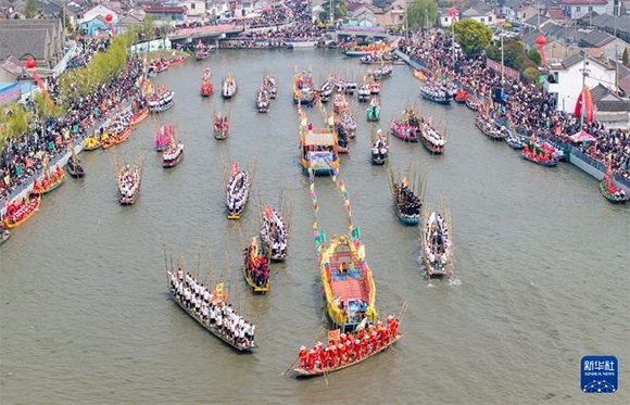 ?4月4日，選手在參加茅山會(huì)船盛會(huì)（ 無人機(jī)照片）。?新華社發(fā)（顧繼紅 攝）