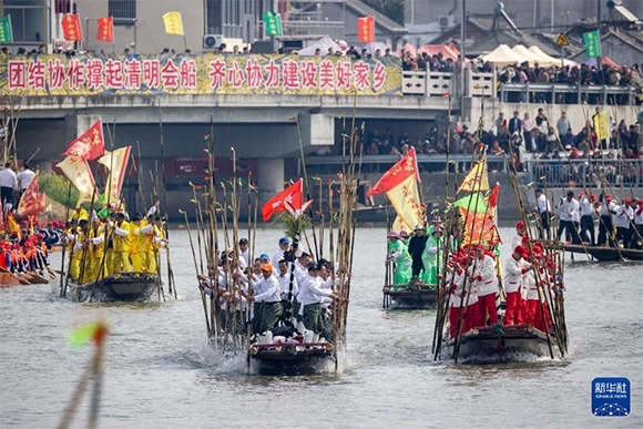 ?4月4日，選手在參加茅山會(huì)船盛會(huì)。新華社發(fā)（湯德宏 攝）