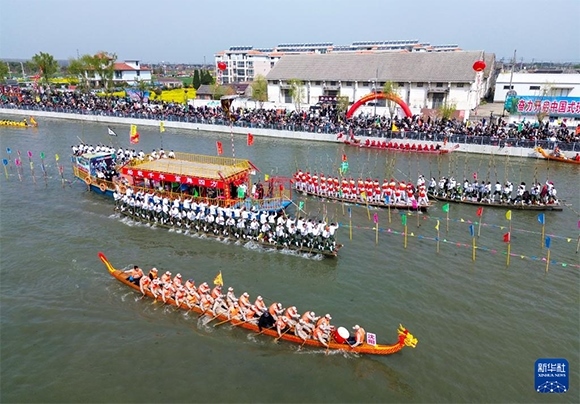 4月4日， 選手在參加茅山會(huì)船盛會(huì)（無人機(jī)照片）。新華社發(fā)（顧繼紅 攝）