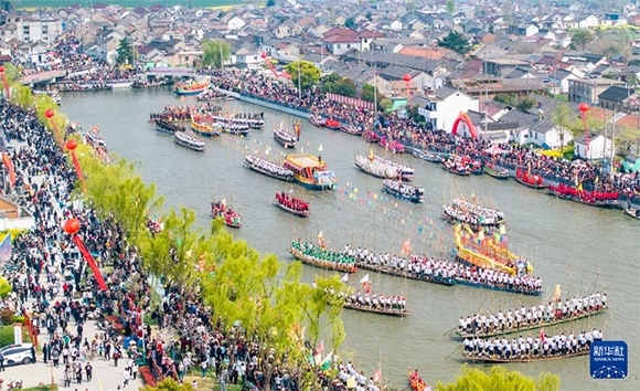 4月4日，選手在參加茅山會(huì)船盛會(huì)（無人機(jī)照片）。?新華社發(fā)（周社根 攝）