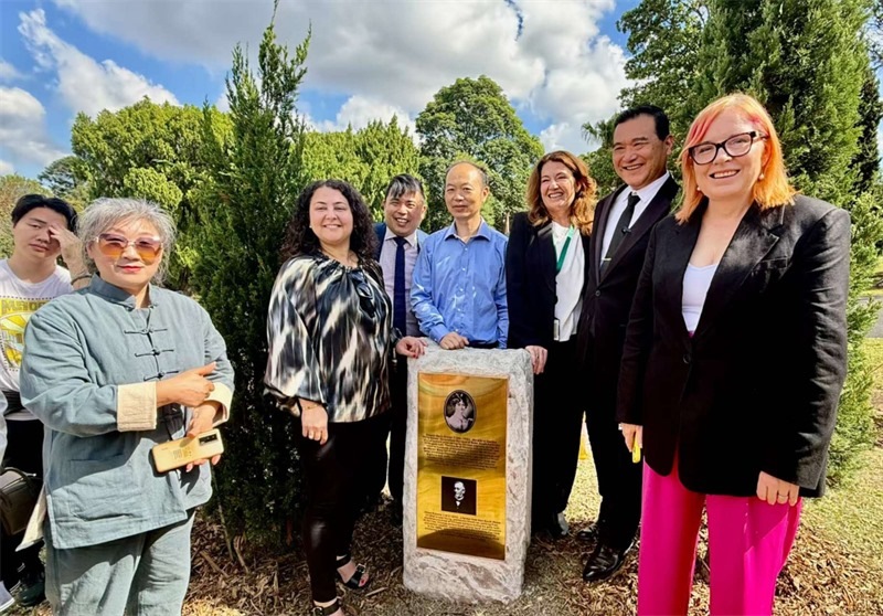 3.紀(jì)念碑揭幕。