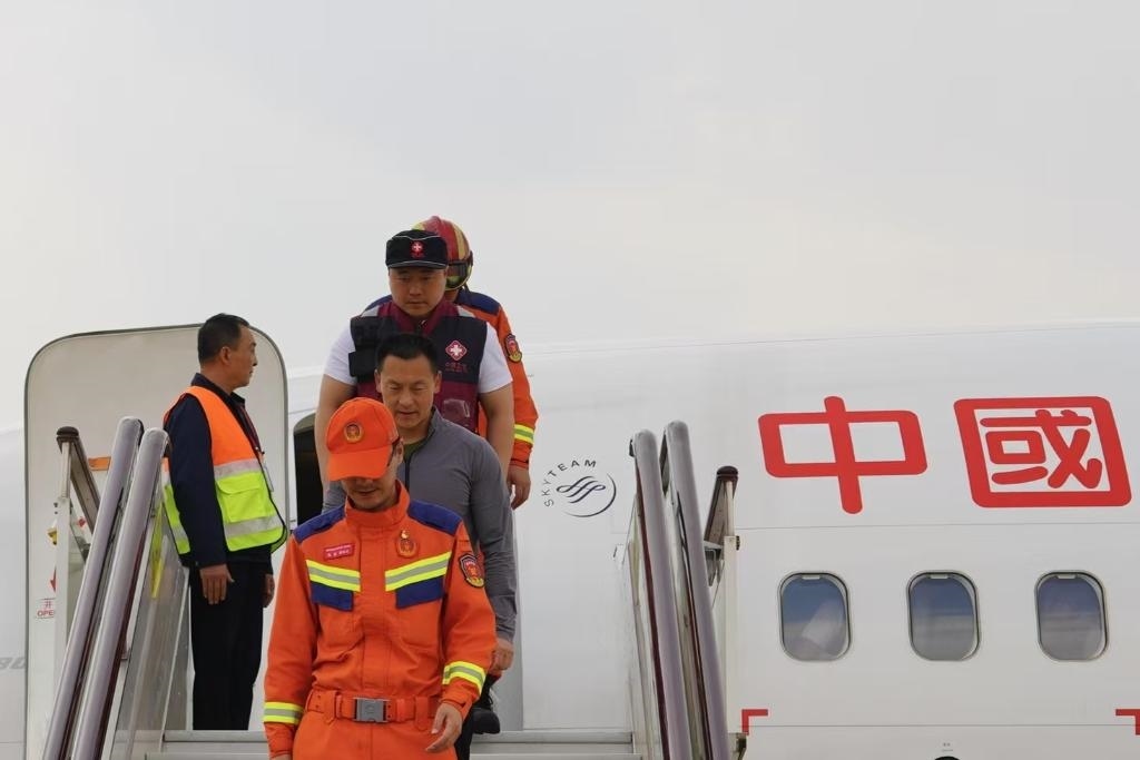 4月6日，在云南省昆明長水機場，中國云南救援醫(yī)療隊抵達昆明。新華社記者 高詠薇 攝