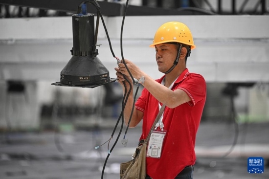 4月4日，工作人員在海南國際會(huì)展中心內(nèi)布設(shè)燈光。