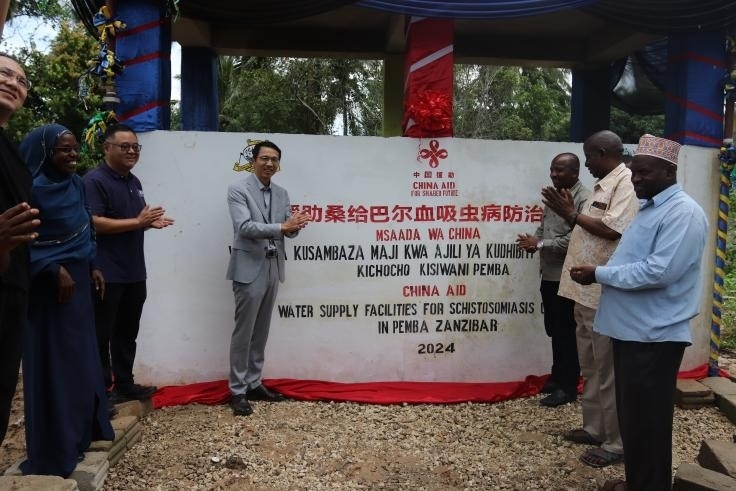 中國援助桑給巴爾血吸蟲病防治技術(shù)項(xiàng)目安全供水工程揭牌儀式日前在當(dāng)?shù)嘏e行。 施亮攝