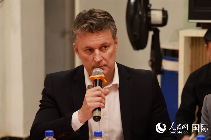 巴西中國友好協(xié)會主席恩里克·達諾布雷加在座談會上致辭。人民網記者 陳海琪攝