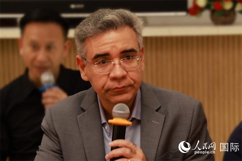 巴西弗魯米嫩塞聯(lián)邦大學教授、中國問題專家埃萬德羅·卡瓦略在座談會上致辭。人民網記者 陳海琪攝