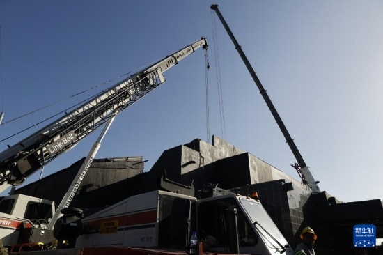  4月8日，救援人員在多米尼加首都圣多明各的夜總會屋頂坍塌事故現(xiàn)場工作。新華社發(fā)