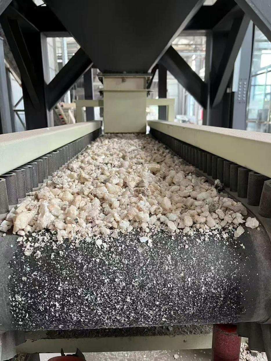 高純石英生產(chǎn)線。自然資源部供圖