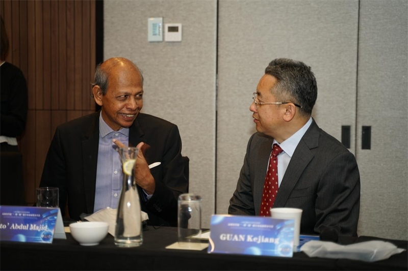 分享會現(xiàn)場，中方記者同與會代表進行友好交流。林俊揚攝