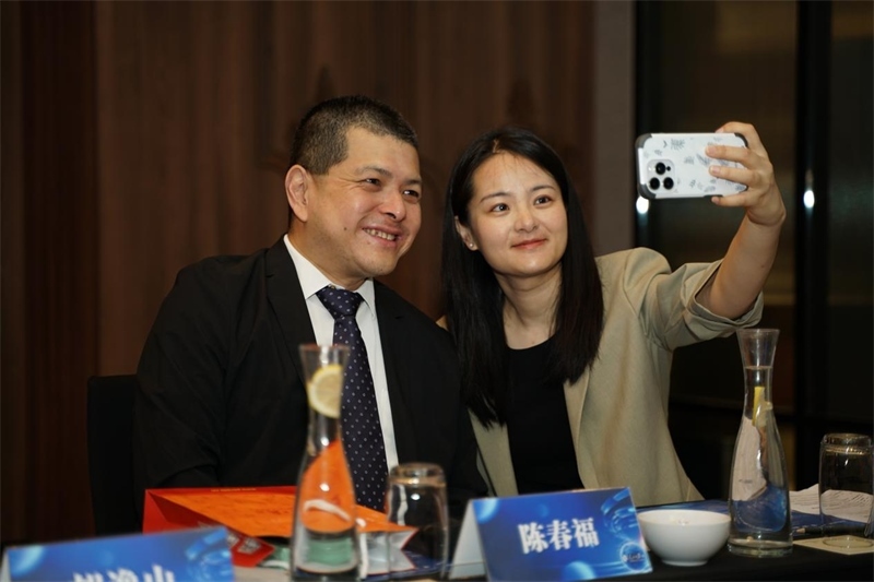 分享會上，中方記者同與會代表合影留念。林俊揚攝