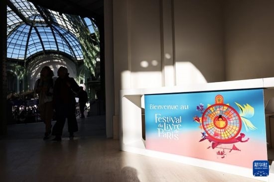 4月11日，人們在法國巴黎大皇宮參加2025巴黎書展。新華社記者 高靜 攝