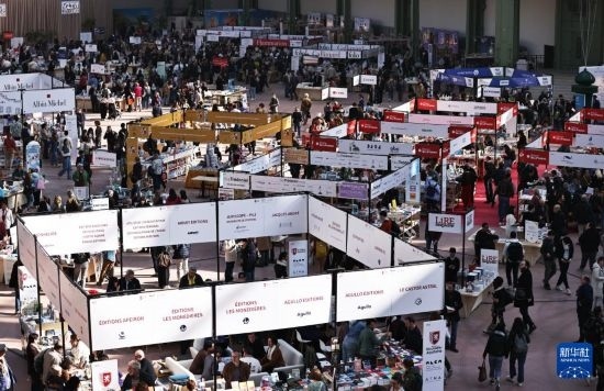 4月11日，人們在法國巴黎大皇宮參加2025巴黎書展。新華社記者 高靜 攝