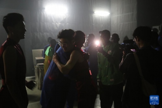 4月10日，在塞內(nèi)加爾首都達(dá)喀爾的國(guó)家大劇院，中央音樂(lè)學(xué)院進(jìn)擊打擊樂(lè)團(tuán)成員與塞內(nèi)加爾杜杜·恩迪亞耶·羅斯打擊樂(lè)團(tuán)成員在演出后臺(tái)擁抱。新華社記者 司源 攝