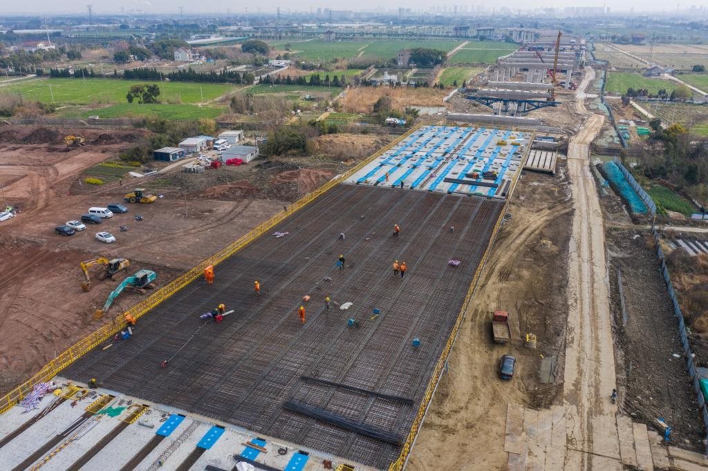 3月7日，在524國(guó)道秀洲王江涇至新塍公路工程TJ02標(biāo)段，作業(yè)人員正在進(jìn)行60米鋼混組合梁現(xiàn)澆橋面板鋼筋焊接及綁扎作業(yè)（無(wú)人機(jī)照片）。新華社記者 徐昱 攝