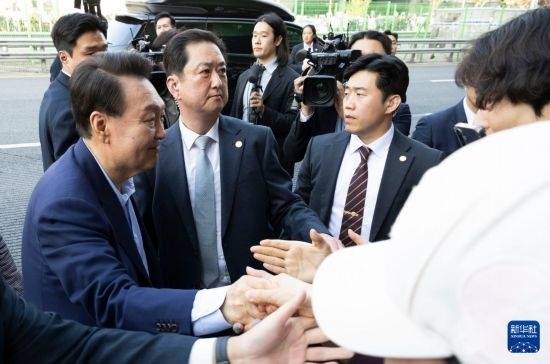 4月11日，韓國前總統(tǒng)尹錫悅（左一）在離開首爾漢南洞官邸時(shí)與支持者握手。新華社發(fā)（全休相攝）