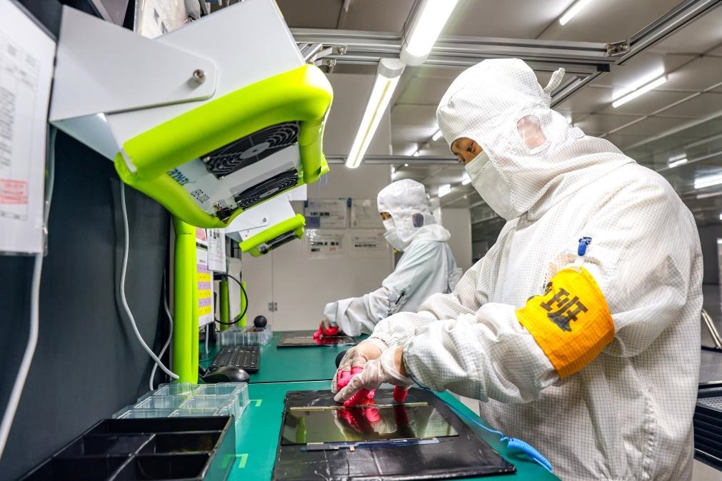 3月27日，在位于寧夏賀蘭工業(yè)園區(qū)的湯姆森電氣有限公司生產(chǎn)車(chē)間內(nèi)，工作人員制作硅膠絕緣護(hù)套。新華社記者 楊植森 攝