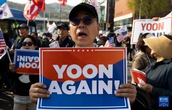 4月11日，在韓國首爾漢南洞官邸附近，支持者為韓國前總統(tǒng)尹錫悅送行。新華社發(fā)（全休相攝）