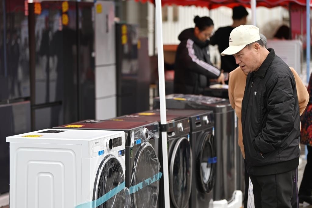 3月28日，天津市北辰區(qū)舉行2025年消費(fèi)品以舊換新惠民服務(wù)活動(dòng)，吸引眾多市民前來(lái)選購(gòu)。新華社記者 李然 攝