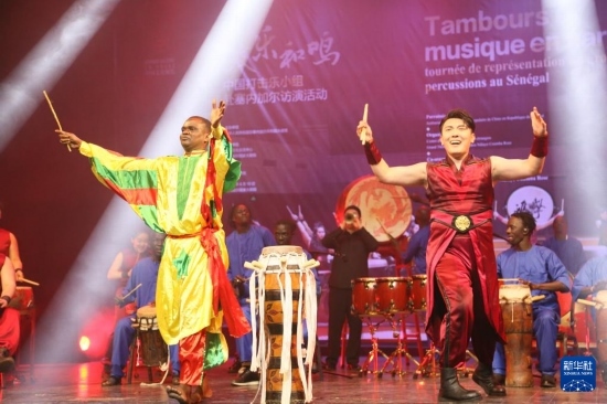 4月10日，在塞內(nèi)加爾首都達(dá)喀爾的國(guó)家大劇院，中央音樂(lè)學(xué)院進(jìn)擊打擊樂(lè)團(tuán)與塞內(nèi)加爾杜杜·恩迪亞耶·羅斯打擊樂(lè)團(tuán)同臺(tái)演出。新華社記者 司源 攝
