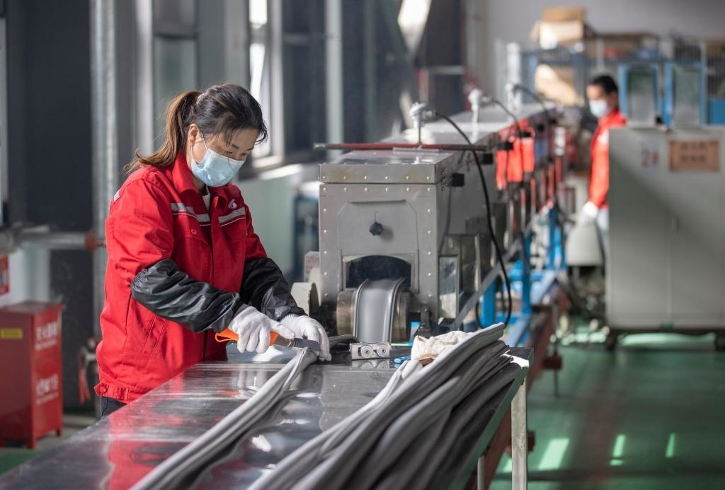 3月27日，在位于寧夏賀蘭工業(yè)園區(qū)的湯姆森電氣有限公司生產(chǎn)車(chē)間內(nèi)，工作人員制作硅膠絕緣護(hù)套。新華社記者 楊植森 攝