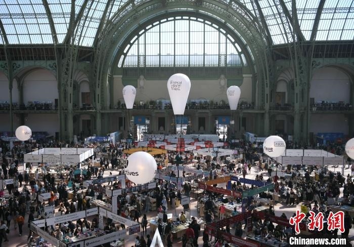 當(dāng)?shù)貢r(shí)間4月11日，2025年巴黎圖書(shū)節(jié)在巴黎大皇宮揭幕。圖為巴黎大皇宮的圖書(shū)節(jié)現(xiàn)場(chǎng)。中新社記者 李洋 攝