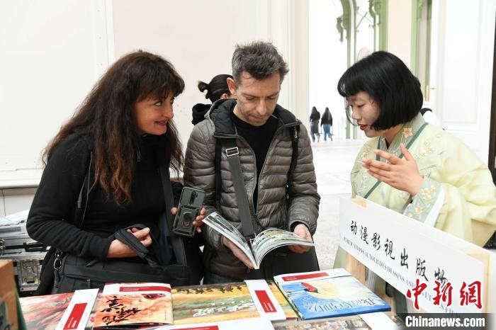 當(dāng)?shù)貢r(shí)間4月11日，2025年巴黎圖書(shū)節(jié)在巴黎大皇宮揭幕。中國(guó)出版代表團(tuán)攜千余種中國(guó)精品圖書(shū)亮相展會(huì)。 中新社記者 李洋 攝