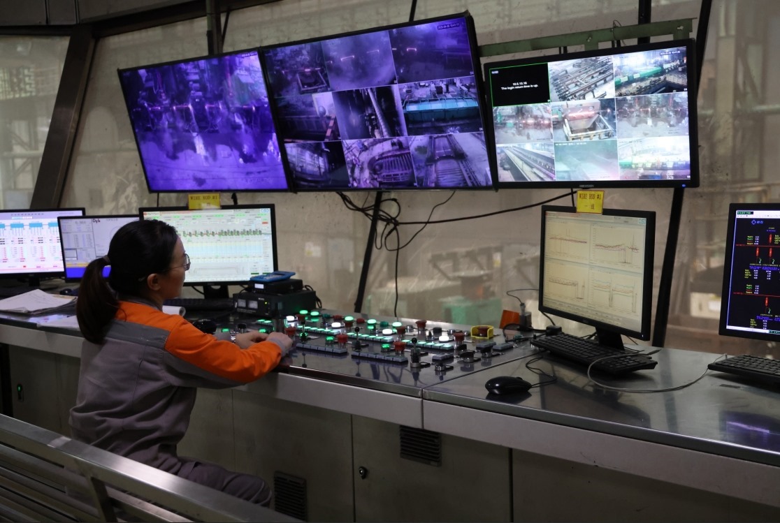 工作人員在馬中關(guān)丹產(chǎn)業(yè)園內(nèi)的聯(lián)合鋼鐵生產(chǎn)車間內(nèi)工作。（人民日?qǐng)?bào)記者楊一 攝）