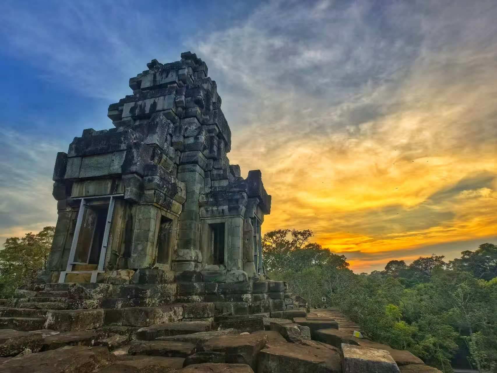 由中國專家修復(fù)的茶膠寺最高處的砂巖塔。（人民日?qǐng)?bào)記者強(qiáng)薇 攝）