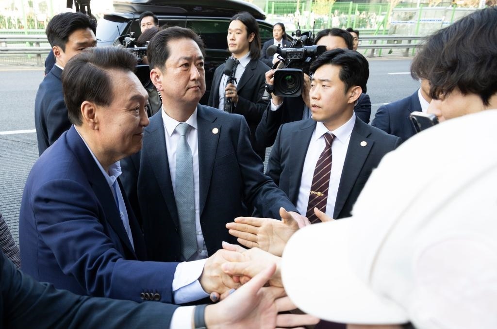 4月11日，韓國(guó)前總統(tǒng)尹錫悅（左一）在離開(kāi)首爾漢南洞官邸時(shí)與支持者握手。新華社發(fā)（全休相攝）