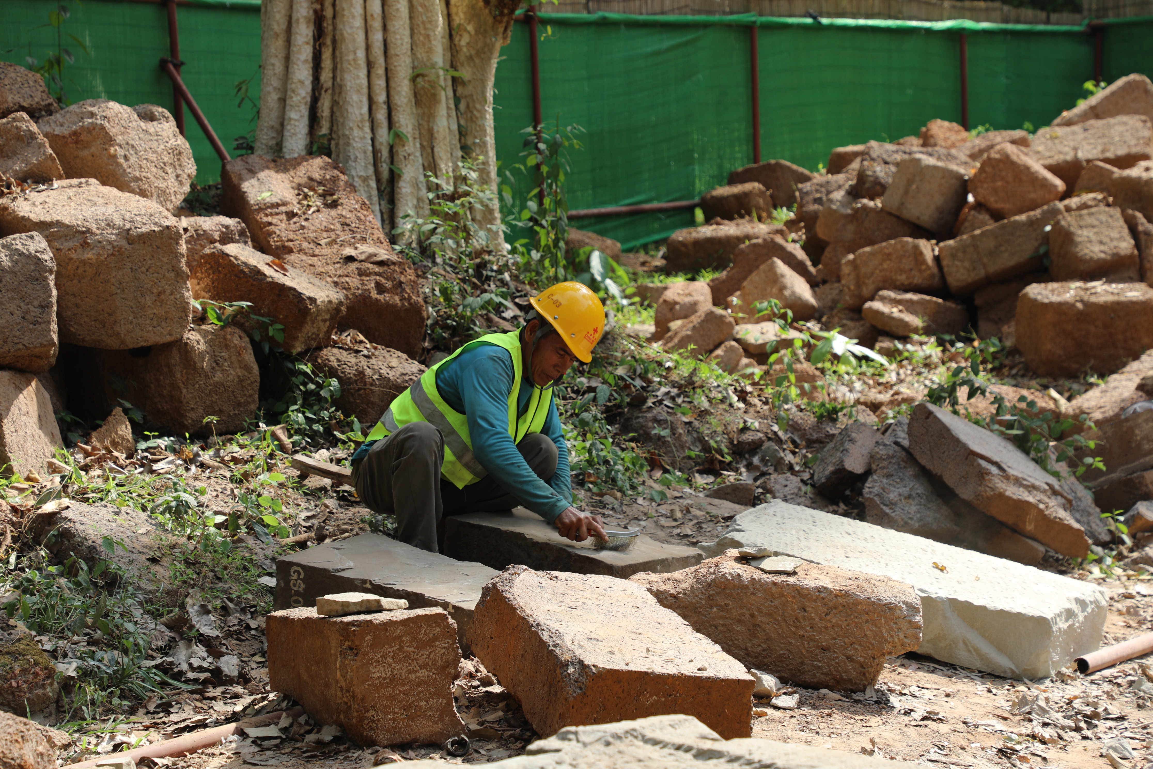 一名柬埔寨工人正在王宮遺址修復(fù)現(xiàn)場(chǎng)工作。（人民日?qǐng)?bào)記者曹師韻 攝）