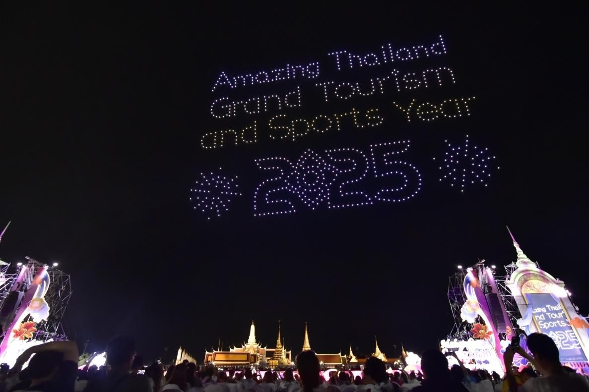 由1200架無人機(jī)組成的燈光秀點亮夜空。泰國國家旅游局供圖