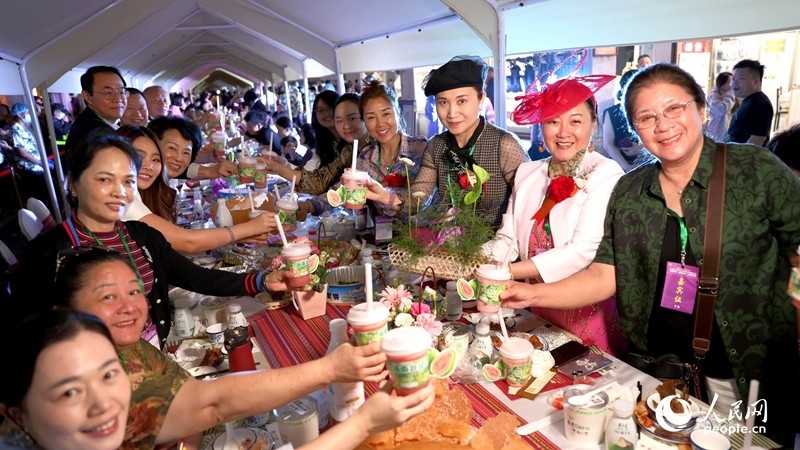 海外華僑在活動(dòng)現(xiàn)場(chǎng)品嘗“家鄉(xiāng)味”。人民網(wǎng)記者 符武平攝