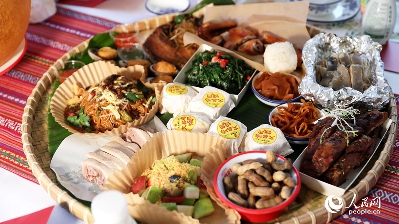 長(zhǎng)桌宴上擺滿了海南特色佳肴。人民網(wǎng)記者 符武平攝