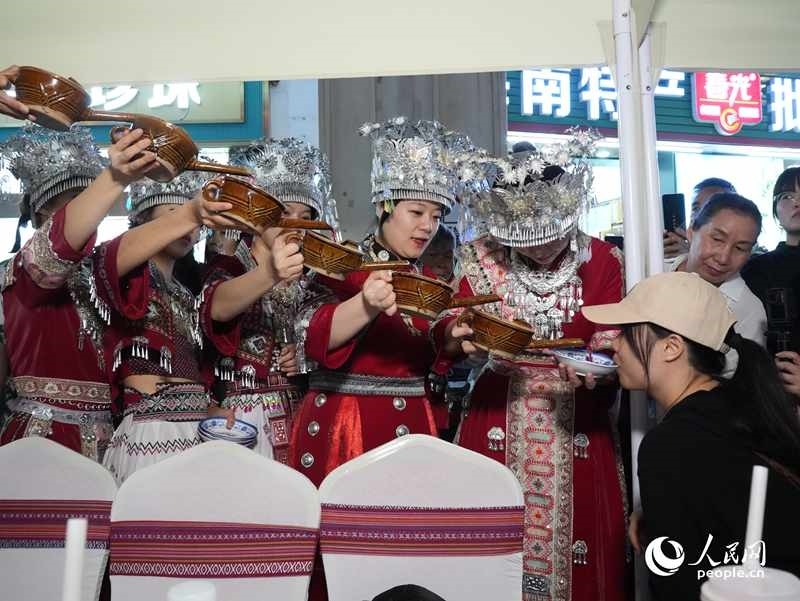 游客體驗(yàn)互動(dòng)演出《高山流水》。人民網(wǎng)記者 張力洋攝