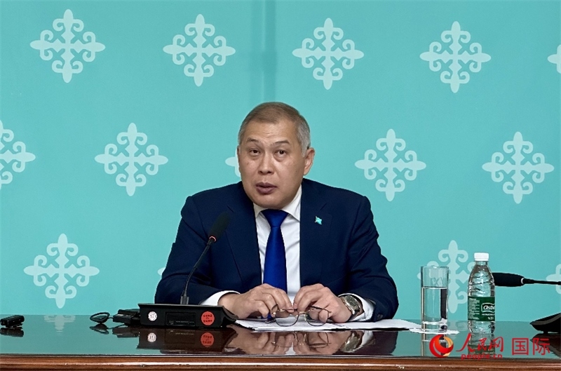 哈薩克斯坦駐華大使沙赫拉特·努雷舍夫在哈駐華大使館舉辦新聞發(fā)布會(huì)。人民網(wǎng)阿爾達(dá)克 攝