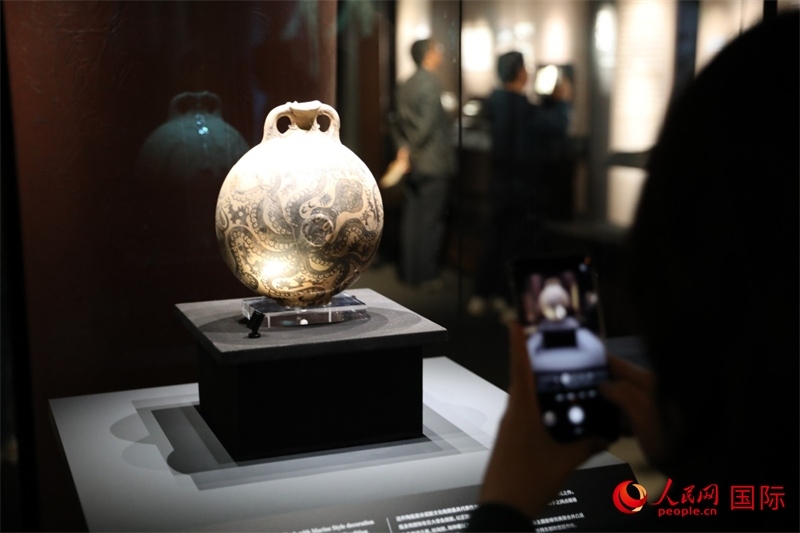 參觀者在拍攝。4月14日，來自希臘伊拉克利翁考古博物館的文物在故宮博物院展出。（人民網(wǎng) 張澤宇攝）