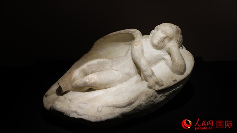 沉睡的厄洛斯大理石浮雕。4月14日，來自希臘伊拉克利翁考古博物館的文物在故宮博物院展出。（人民網(wǎng) 張澤宇攝）