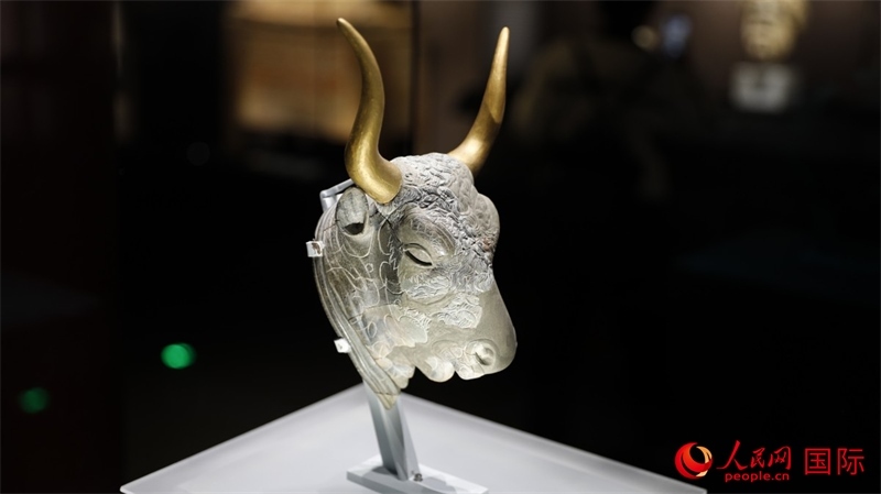 公牛頭型綠泥石來通杯。4月14日，來自希臘伊拉克利翁考古博物館的文物在故宮博物院展出。（人民網(wǎng) 張澤宇攝）