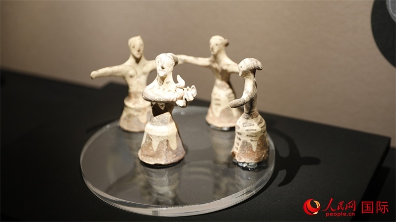舞蹈者與音樂家雕塑群像。4月14日，來自希臘伊拉克利翁考古博物館的文物在故宮博物院展出。（人民網(wǎng) 張澤宇攝）