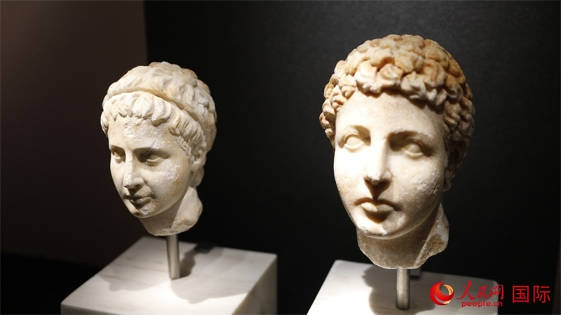 兄弟大理石頭像。4月14日，來自希臘伊拉克利翁考古博物館的文物在故宮博物院展出。（人民網(wǎng) 張澤宇攝）