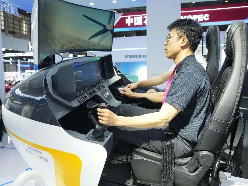 記者體驗(yàn)低空經(jīng)濟(jì)的應(yīng)用消費(fèi)場景。人民網(wǎng)記者 張力洋攝