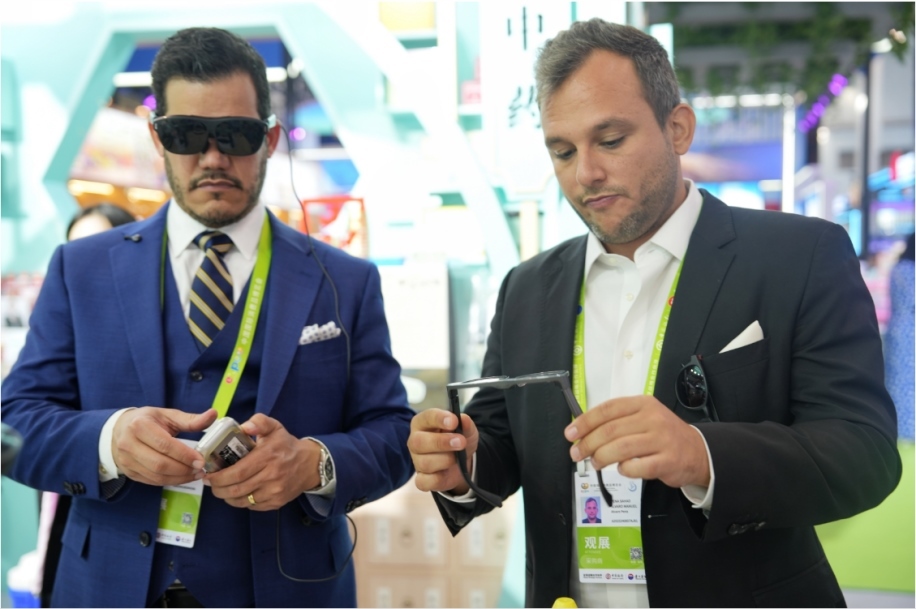 觀展嘉賓體驗(yàn)科技消費(fèi)新產(chǎn)品。中國國際消費(fèi)品博覽會組委會網(wǎng)上新聞中心供圖
