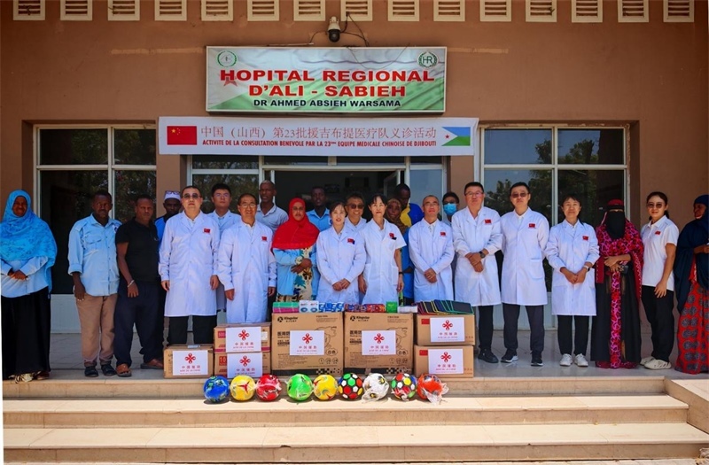 中國(guó)（山西）第23批援吉布提醫(yī)療隊(duì)在當(dāng)?shù)亻_(kāi)展義診，并捐贈(zèng)一批急需藥品。中國(guó)（山西）第23批援吉布提醫(yī)療隊(duì)供圖