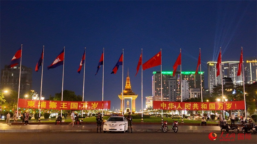 在習近平主席到訪柬埔寨前夕，人民網(wǎng)記者在柬埔寨首都金邊獨立紀念碑等地標建筑附近看到，道路兩旁懸掛起中柬兩國國旗和“柬埔寨王國萬歲！”“中華人民共和國萬歲！”等中文歡迎橫幅。人民網(wǎng)記者 盛楚宜攝