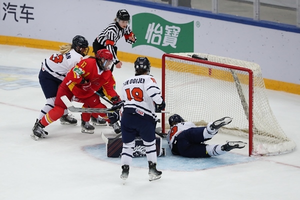 中國隊球員曲樂(左二)破門得分。圖片來源：中國冰球協(xié)會 此役中國隊首發(fā)陣容是詹佳慧、于柏巍、孔明會、趙啟男、曲樂、方新。比賽進行至2分43秒，荷蘭隊率先取得進球，1:0領(lǐng)先。失球后的中國隊打得更加積極主動，多次獲得射門機會，但可惜沒有破門得分。 第二節(jié)39分34秒，中國隊曲樂在王佳欣和孔明會的助攻下破門，將比分扳平，這也是中國隊在本屆賽事中取得的首個進球。 末節(jié)43分42秒，荷蘭隊球員勾人犯規(guī)，被判罰任意球。中國隊張夢瑩執(zhí)行并打進，2:1反超比分。最后階段，荷蘭隊撤下守門員，場上6人進攻但未能進球。最終，中國隊以2:1逆轉(zhuǎn)戰(zhàn)勝對手，取得本屆世錦賽首場勝利。 在昨日進行的另外兩場比賽中，奧地利隊3:2力克斯洛伐克隊，法國隊2:1戰(zhàn)勝丹麥隊。三輪比賽過后，奧地利隊三戰(zhàn)全勝領(lǐng)跑積分榜，斯洛伐克隊和法國隊2勝1負分列二、三位，丹麥隊和中國隊1勝2負排在四至五位，荷蘭隊三戰(zhàn)皆負積分墊底。