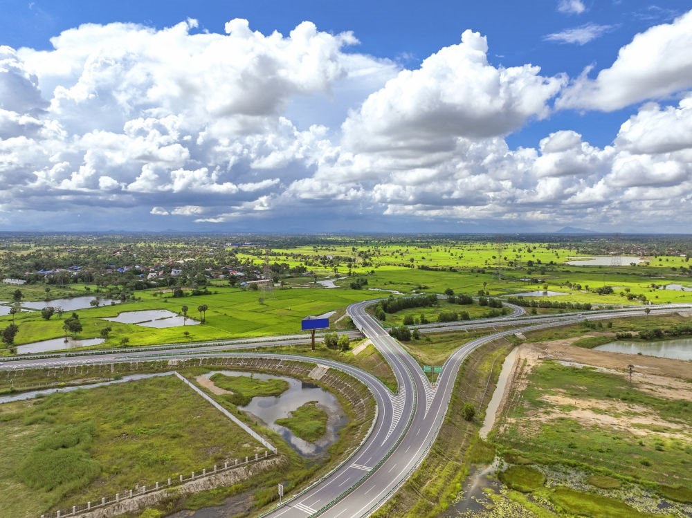 2024年9月25日在柬埔寨磅士卑省拍攝的金港高速公路（無人機(jī)照片）。連接柬埔寨首都金邊和最大深水海港西哈努克港的金港高速公路，是中柬共建“一帶一路”標(biāo)志性項(xiàng)目。