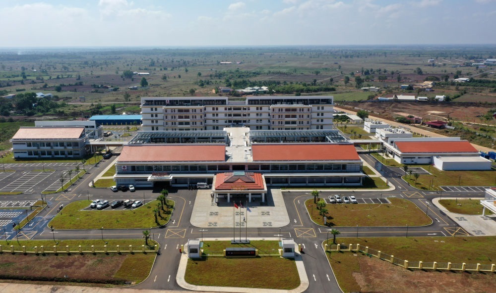 2022年2月17日在柬埔寨特本克蒙省新區(qū)拍攝的中國援柬埔寨特本克蒙省醫(yī)院。