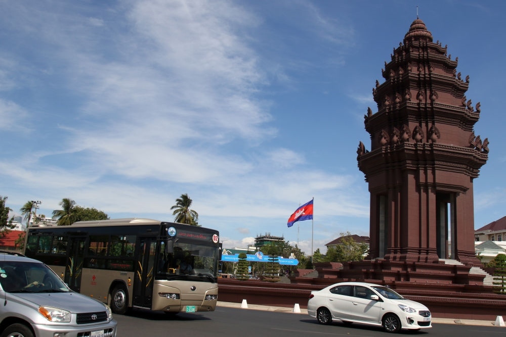 2018年1月5日，在柬埔寨金邊，一輛中國援助的“宇通”公交車經(jīng)過獨(dú)立紀(jì)念碑。